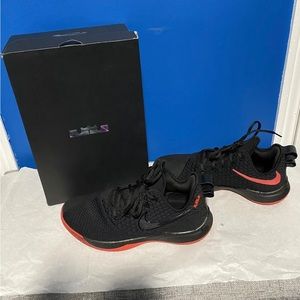 Lebron witness 3. Barely worn. Size 10.5. See pictures